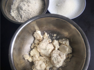 1、玉米煎饼,备好食材：鲜玉米粉，面粉，白糖；