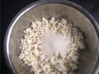 2、玉米煎饼,鲜玉米粉同白糖混合；