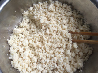 3、玉米煎饼,用筷子搅拌均匀；