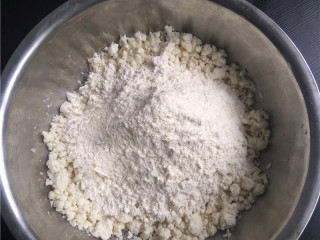 4、玉米煎饼,再倒入面粉；