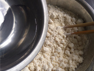 6、玉米煎饼,徐徐倒入适量清水；一边倒入清水，一边用筷子划圈搅拌；