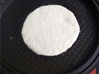 11、玉米煎饼,放入饼子生胚，不用合上盖子，也不用启动任何程序；