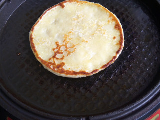 12、玉米煎饼,一面煎黄，翻面，煎熟即可；