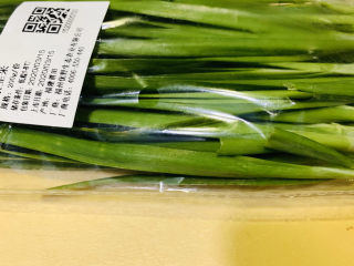 1、韭菜炒豆芽,韭菜买一包，取50克，其余再包装好，放冷藏，可以放3天左右，都绿油油的；