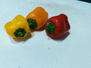 7、韭菜炒豆芽,彩椒颜色鲜艳，又清甜，可以加点做装饰，也爽脆；