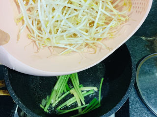 13、韭菜炒豆芽,倒入豆芽，迅速翻炒，全程大火，才能保持豆芽爽脆；