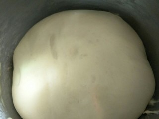 1、肉桂面包卷,面团所有材料放入厨师机或面包桶采取后油法搅拌到面团出手套膜的扩展状态，盖上保鲜膜发酵到2倍大