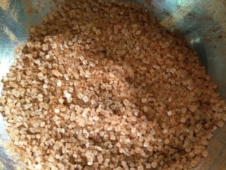 2、肉桂面包卷,发酵面团期间可以把白砂糖和肉桂粉混合均匀