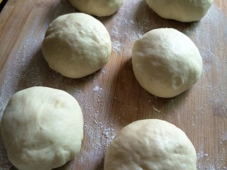 4、肉桂面包卷,发酵好的面团排气后分割成6个小面团每个约80克 ，松弛15分钟