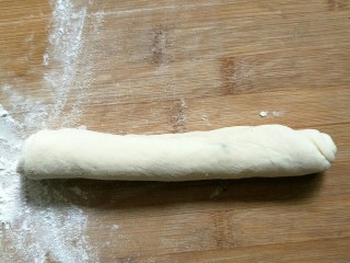 8、肉桂面包卷,卷好后稍微来回搓细长点，按以上步骤把其它面团也做好