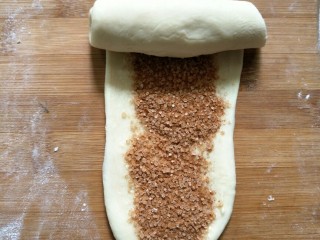 14、肉桂面包卷,由上往下卷好