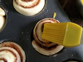 18、肉桂面包卷,发酵好后在面团表面均匀刷上蛋黄液