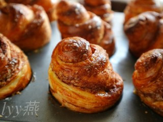 19、肉桂面包卷,预热烤箱180度后上下火中层20分钟