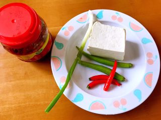 1、川辣红烧豆腐,准备食材