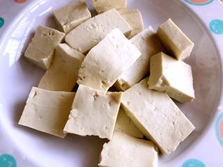 2、川辣红烧豆腐,首先把豆腐切厚片