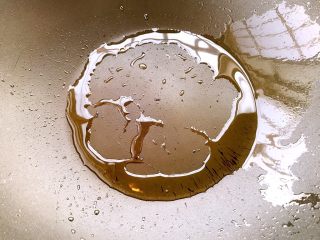 3、川辣红烧豆腐,不粘锅里预热，倒油