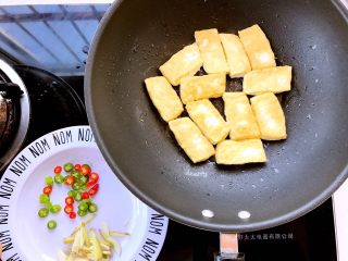 5、川辣红烧豆腐,反面煎炸至两面金色