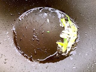 6、川辣红烧豆腐,另取一锅，倒少许油爆香葱丝