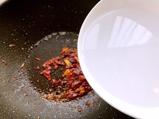 8、川辣红烧豆腐,加适量清水