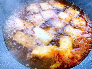 9、川辣红烧豆腐,把炸好的豆腐放锅里