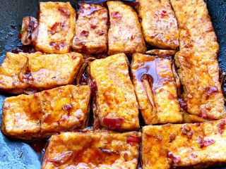 10、川辣红烧豆腐,收完汤汁关火即可