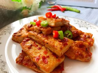 11、川辣红烧豆腐,装盘码放几个辣椒段可以了
