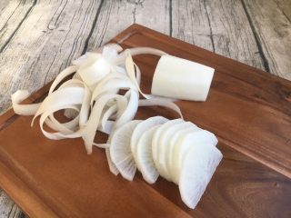 5、#感恩节食谱# 锅仔萝卜羊排,把白萝卜切成片。