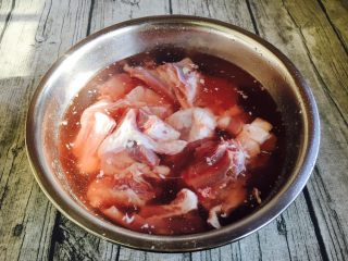 7、#感恩节食谱# 锅仔萝卜羊排,泡出来的血水。