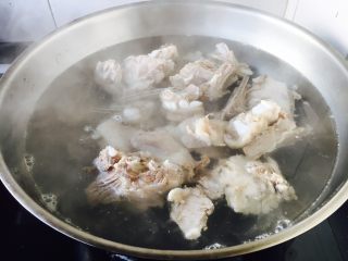 13、#感恩节食谱# 锅仔萝卜羊排,放入大量的开水。