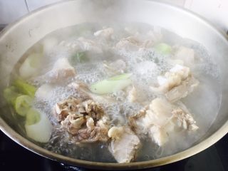 15、#感恩节食谱# 锅仔萝卜羊排,大火炖开,小火炖45分钟。