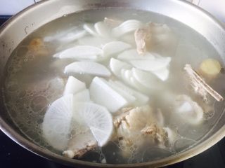 16、#感恩节食谱# 锅仔萝卜羊排,放入白萝卜,炖5分钟左右。