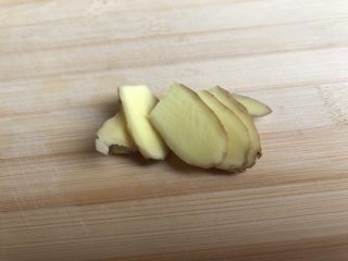 8、五指毛桃老鸡汤～广式老火靓汤,姜切片