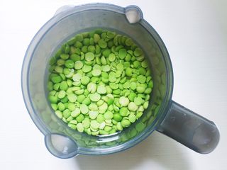 1、豌豆蒸蛋糕,剥好的豌豆加适量温水一起倒入辅食机