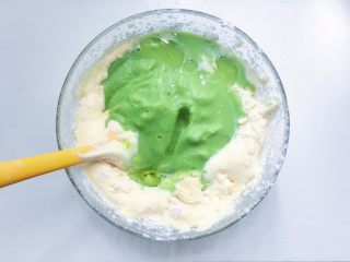 5、豌豆蒸蛋糕,然后加色拉油和豌豆泥搅拌均匀（动作要快姿势要帅，这样做出来的蒸糕才会蓬松哦）