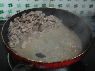 8、孜然羊肉,羊肉变色后将火调小，羊肉会慢慢析出很多的水分，将这些水倒掉