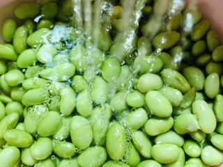 1、香辣毛豆,用水冲洗干净;