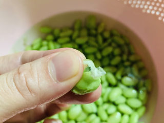 2、香辣毛豆,搓掉外皮;