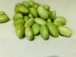 3、香辣毛豆,沥干水分;
