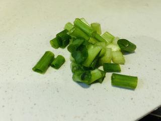 4、香辣毛豆,葱白切粒;