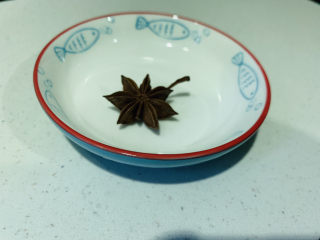 5、香辣毛豆,准备八角一个;