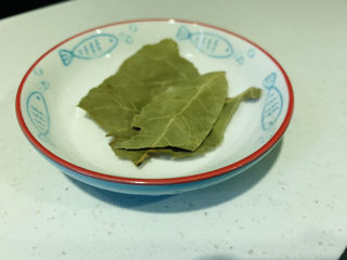 7、香辣毛豆,香叶2片;