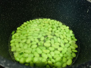 11、香辣毛豆,炒香毛豆,加入适量清水;