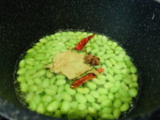 12、香辣毛豆,把准备的香料全部加入;