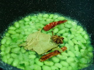 13、香辣毛豆,大火烧开,盖住锅盖煮10分钟;