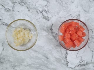 2、消暑仙草水果冰粥,荔枝5颗、西瓜200g、红枣30g，切小块