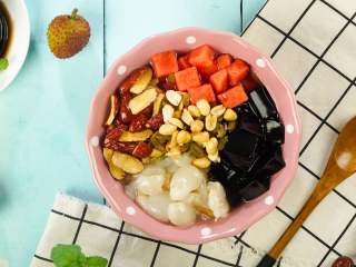 6、消暑仙草水果冰粥,淋上蜂蜜水50ml，即可享用