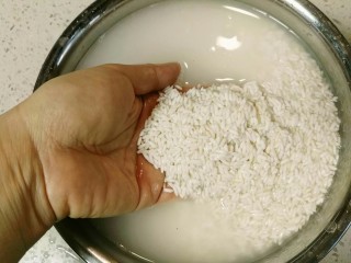 2、自酿米酒,淘洗干净，所有要用到的器皿、工具都要洗干净，一定不能有油、不能有油、不能有油重要的事情说三遍!蒸笼、笼布、拌曲子的碗、酿醪糟的盆、还有你的手…