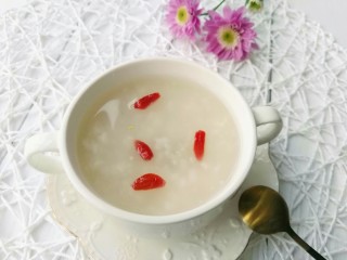 13、自酿米酒,加水煮了一碗米酒就放了几粒枸杞，清香袭人，甜润爽口。我觉得这样的下午茶也不错哟????????????