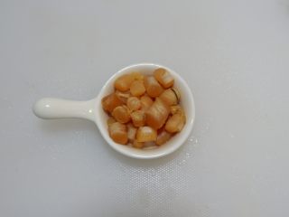 2、快手早餐—干贝海米粥,干贝清洗干净。