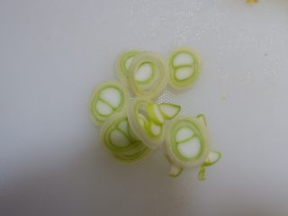 5、快手早餐—干贝海米粥,大葱洗净切碎。